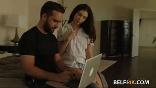 Распутной брюнетке потребан велики пенис, да се протегне своју маца