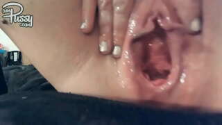 Leathan amaitéarach pussy a thógann dildo mór