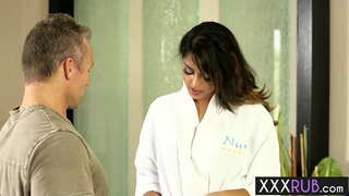 Bayek seksi Sophia Leone knelt lan nguntal kontol sawise pijet