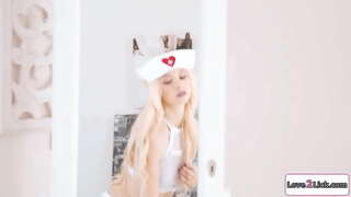 Txiki rubia amilotxak soinekoak bezala erizain bat roleplay.Ardura hartzen zuen bere busty gf eta licks eta behatzak bere cunt.Zuen facesits bere gisa shes rimmed