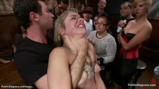 Blond dominatrix Lorelei Lee band munkavle blond på knä och käppar henne för publiken på offentlig plats då James Deen och främling gangbangs henne