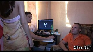 Geulis gadis rumaja nangtung doggy fashion