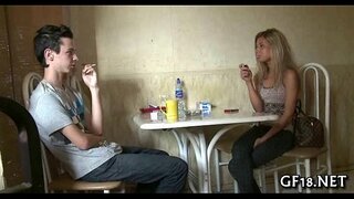 Poiss istub ja stares Poiss istub ja stares