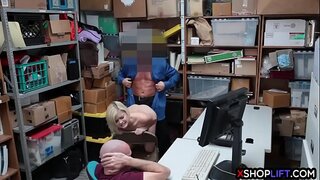 Blondínka teen shoplifter chytil kradnúť o mall cop Blondínka teen shoplifter chytil kradnúť o mall cop