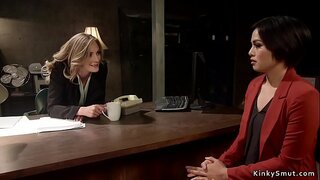 Блондинка лесбиянка трахает в анал брюнетку орун басары офицердин страпоном карата члене