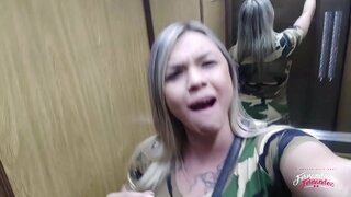 Zinokuphathwa chick sucking cock, kwaye umhlobo, d.