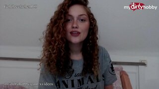 Te gearmáinis amaitéarach babe úsáideann saill dildo chun an bpíosa pussy daingean agus moans os ard go dtí go sonrú sí