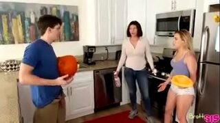 Sneaking karo stepsister nalika ibu wis dilakoni digawe ngarep Sneaking karo stepsister nalika ibu wis dilakoni digawe ngarep