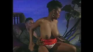 Hideung guy licks buluan pussy ebony babeh jeung fucks nya doggy style dina korsi