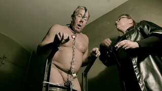 ���ಿಸ್ಟ್ರೆಸ್ ಏಪ್ರಿಲ್-ಕಪ್ಪು ಕ್ಯಾಟ್ಸೂಟ್ ಲ್ಯಾಟೆಕ್ಸ್ ಗುಲಾಮರನ್ನು ಬಳಸಲಾಗಿದೆ