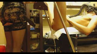 Chlap Bere Obrovské Umělé Penisy Do Zadku